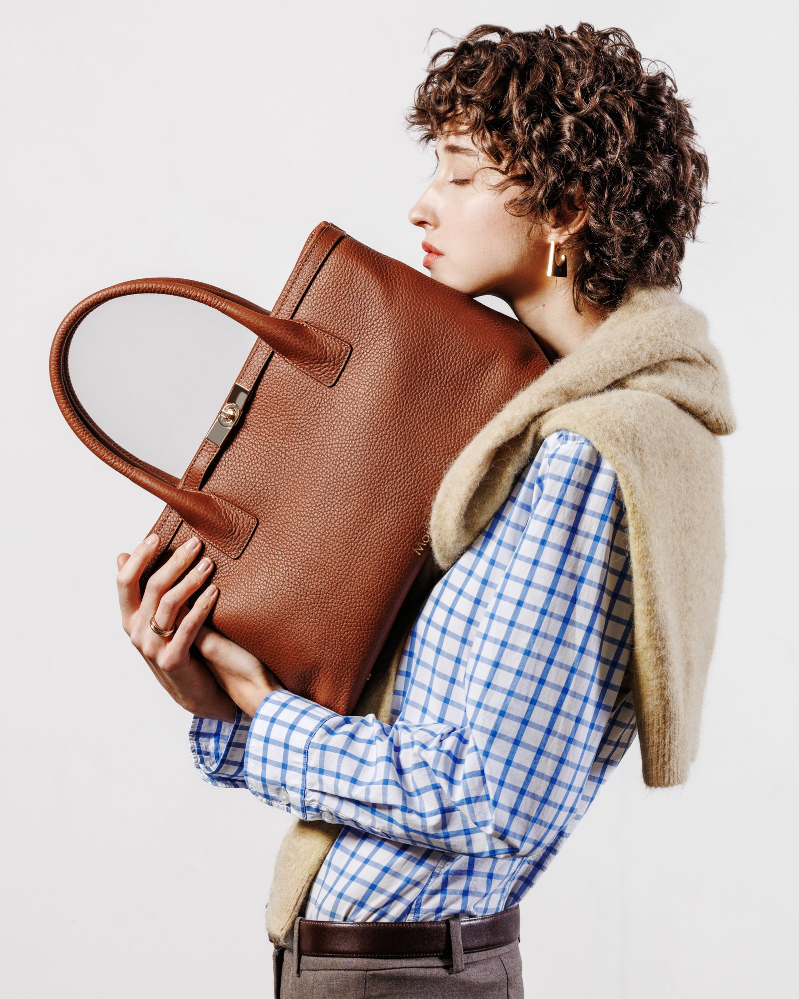 Borsa Moijs color cuoio in pelle di vitello portata a mano dalla modella