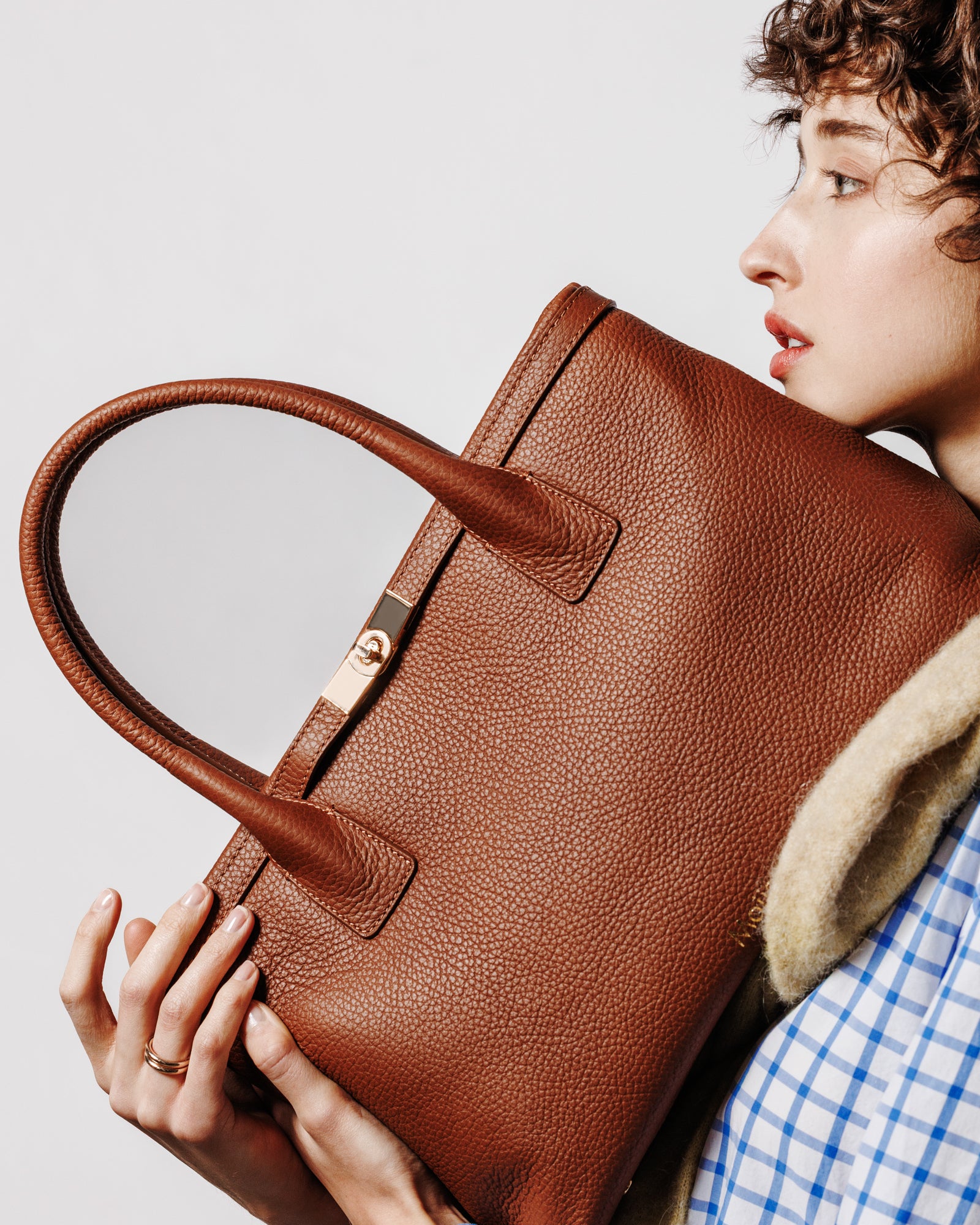 Dettaglio laterale della borsa Moijs color cuoio in pelle di vitello con manici rigidi