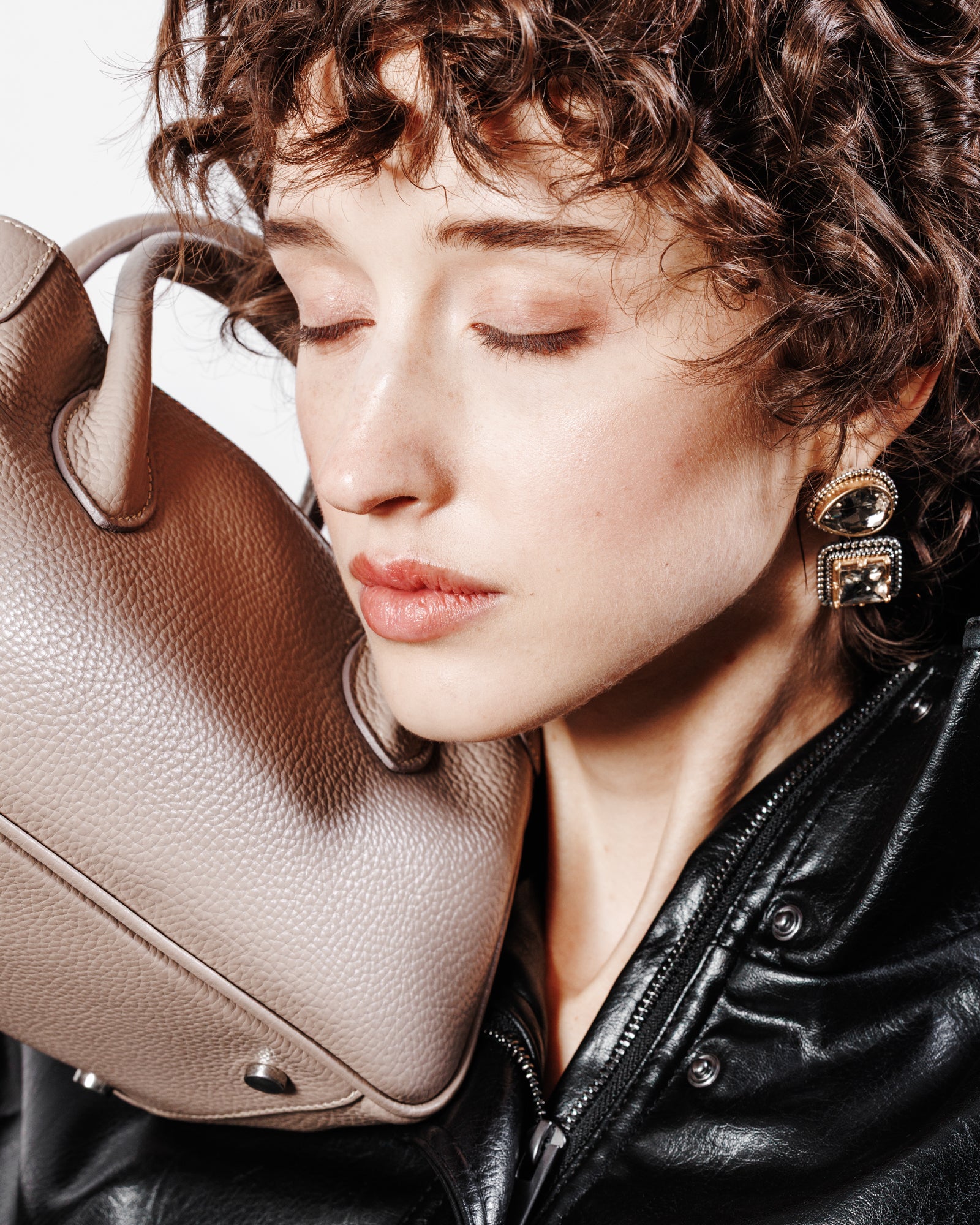 borsa in pelle artigianale Moijs indossata da modella dettaglio luxury