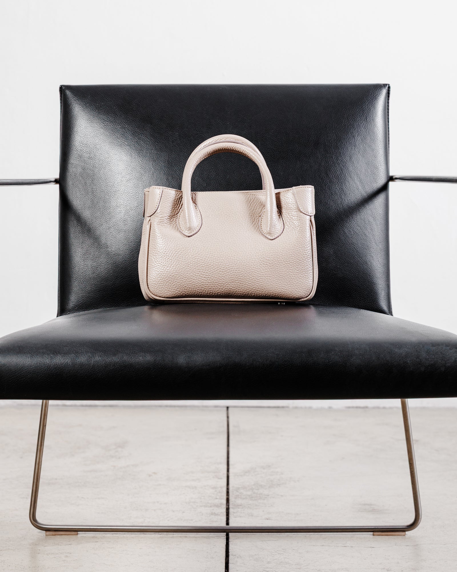 borsa in pelle beige Moijs design minimal elegante