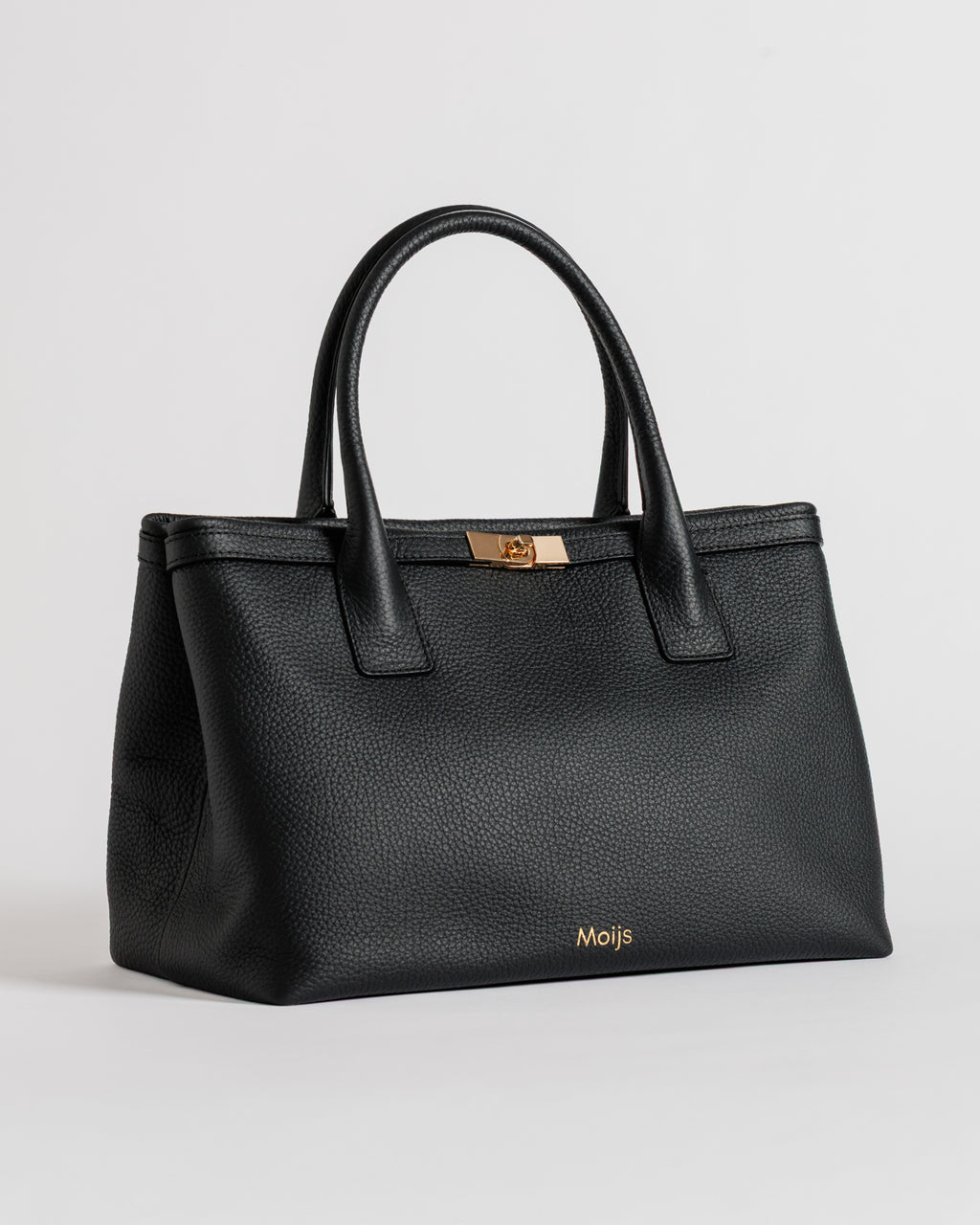 Borsa nera in pelle di vitello Moijs vista angolata con chiusura dorata superiore