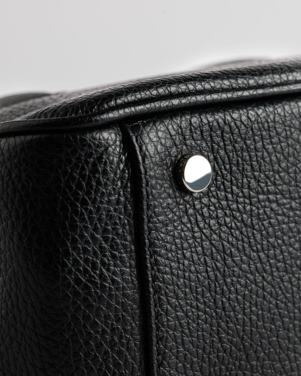 Dettaglio della pelle martellata nera della borsa tote Moijs.
