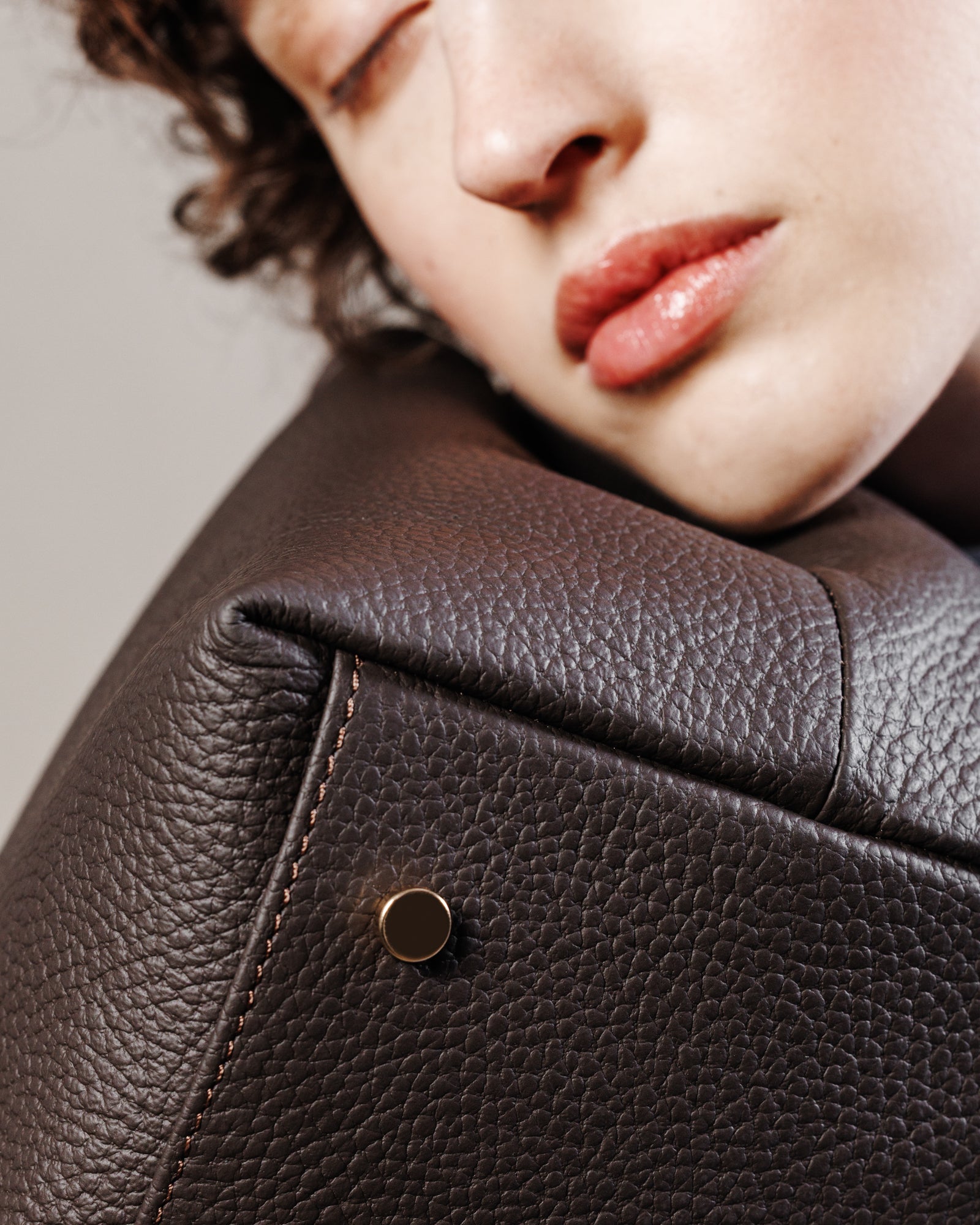 Dettaglio della pelle martellata e del bottone della borsa Khaite marrone Moijs