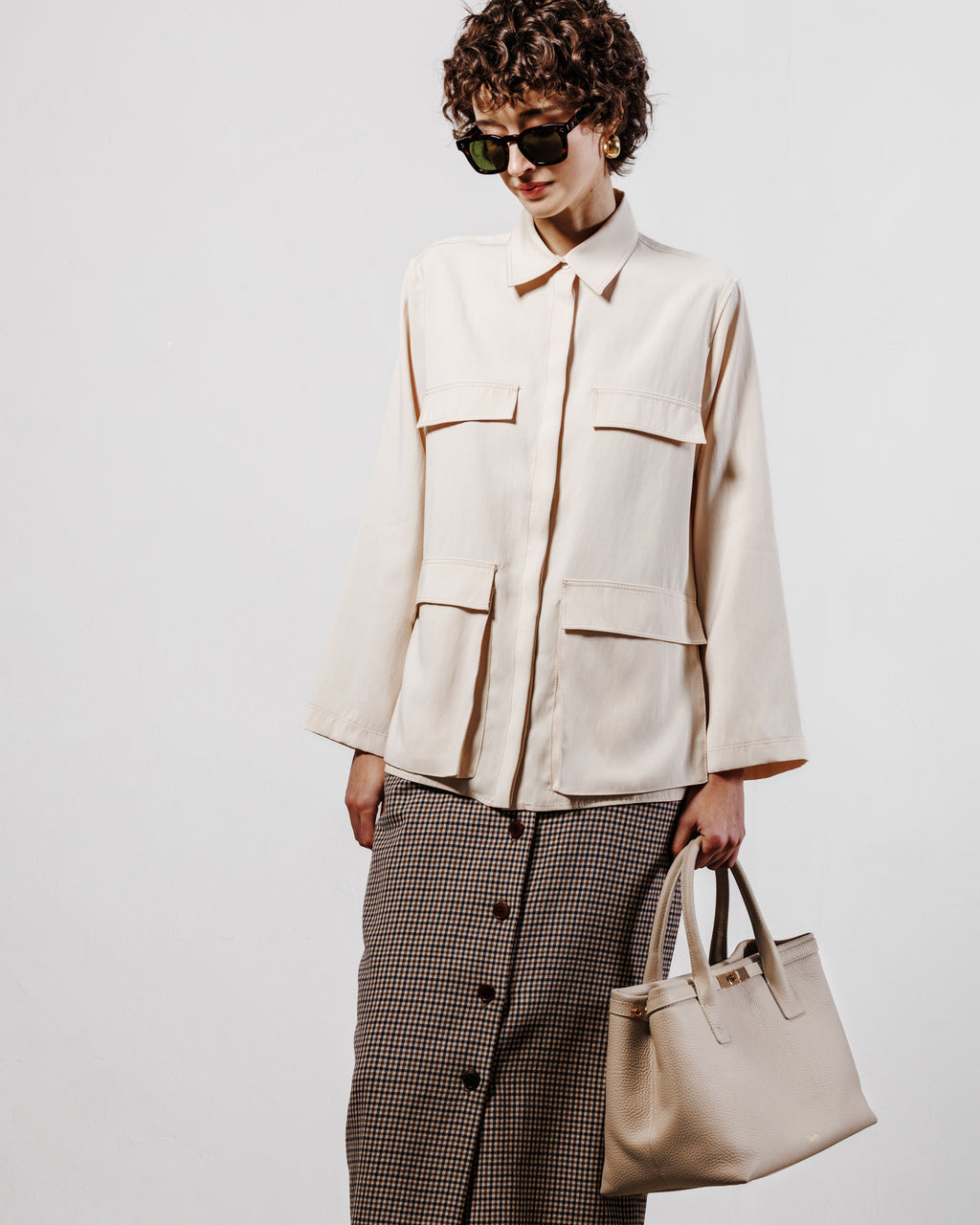 Borsa Khaite in pelle italiana beige portata a mano da donna Moijs