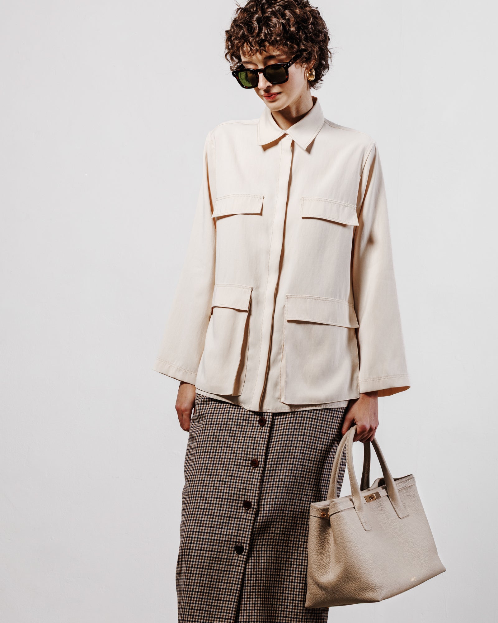 Borsa Khaite in pelle italiana beige portata a mano da donna Moijs