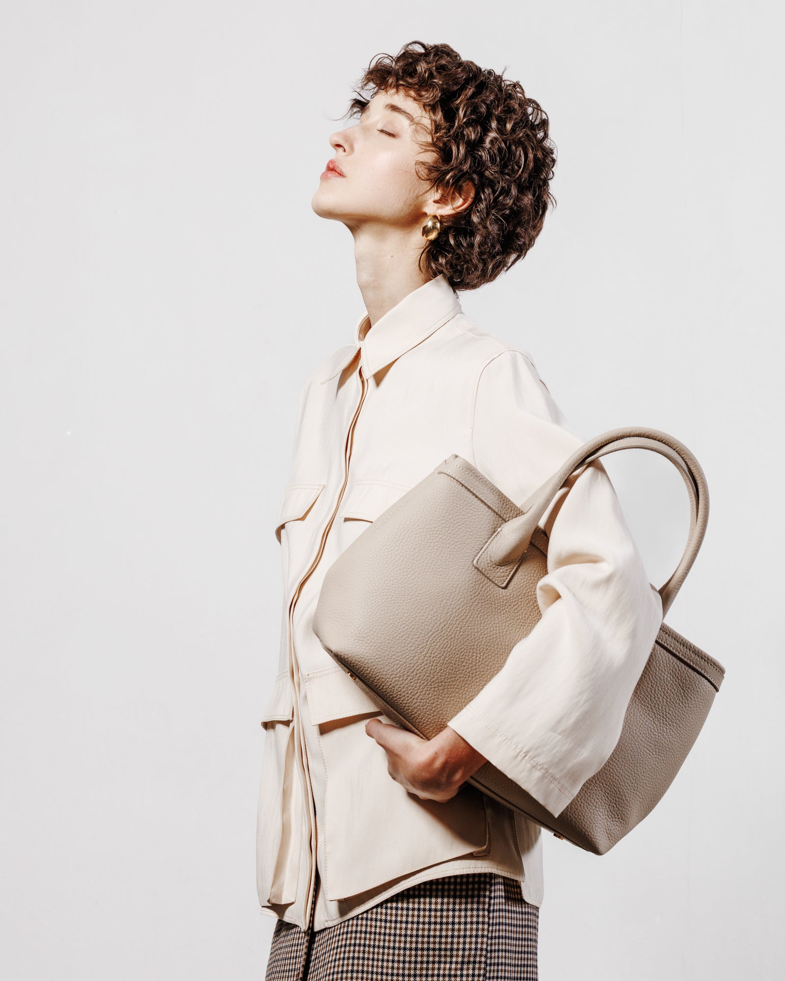 Borsa Khaite beige in pelle artigianale italiana indossata a spalla Moijs