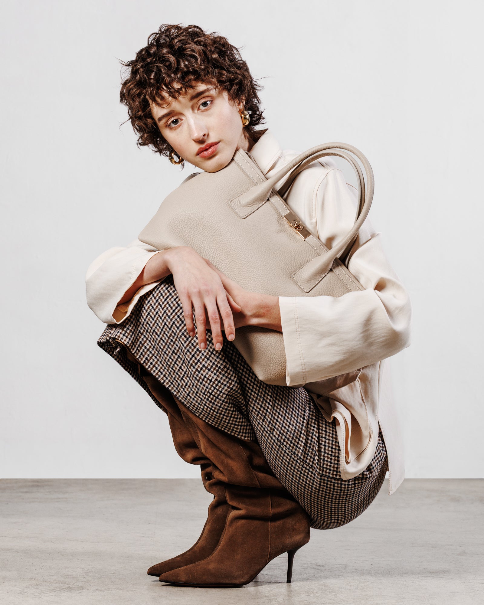 Borsa Khaite in vera pelle beige indossata da donna stile elegante Moijs