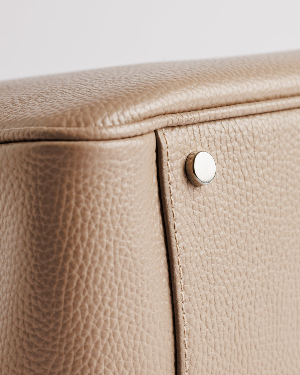 Dettaglio della pelle di vitello beige della mini borsa Moijs con finiture artigianali